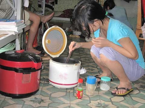 Vào kí túc xá, chỉ cần để ý kĩ sẽ thấy rất nhiều nồi cơm điện, bát đĩa được giấu khéo léo trong những góc phòng, gầm giường.