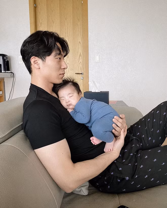 John một lần nữa quay lại sự nghiệp "bỉm sữa".