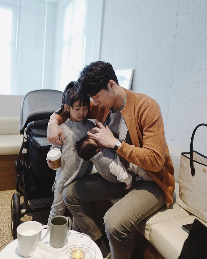 Hình ảnh 2 người ngày nào giờ thành tổ hợp 3 người nhưng vẫn siêu đáng yêu.