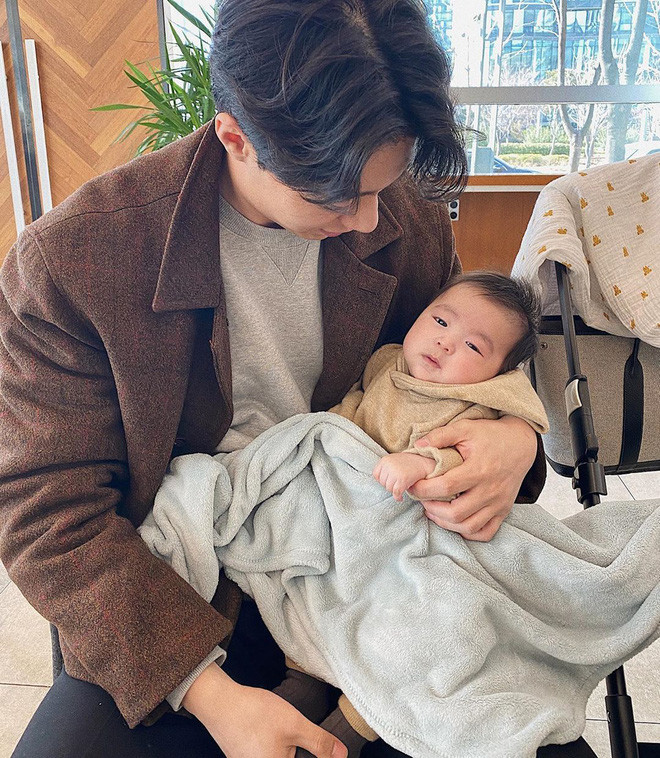 Về phần Ji Ahn, cô bé giờ đã lớn bổng, những đường nét thanh tú được thừa hưởng từ bố và mẹ của cô bé cũng lộ ra rõ hơn.