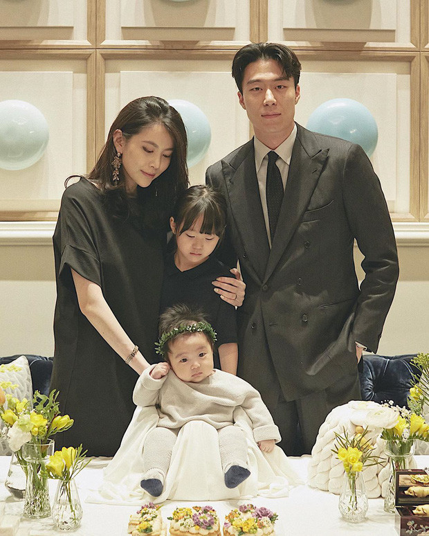 Năm ngoái, gia đình nam người mẫu John đã đón thêm cậu con trai thứ 2 tên Yoo Su.