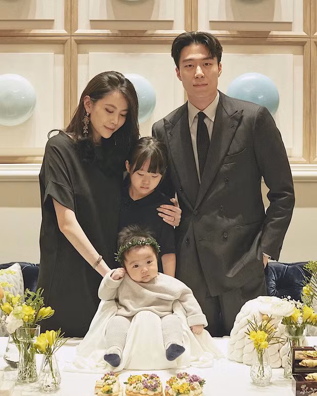 Năm ngoái, gia đình nam người mẫu John đã đón thêm cậu con trai thứ 2 tên Yoo Su.