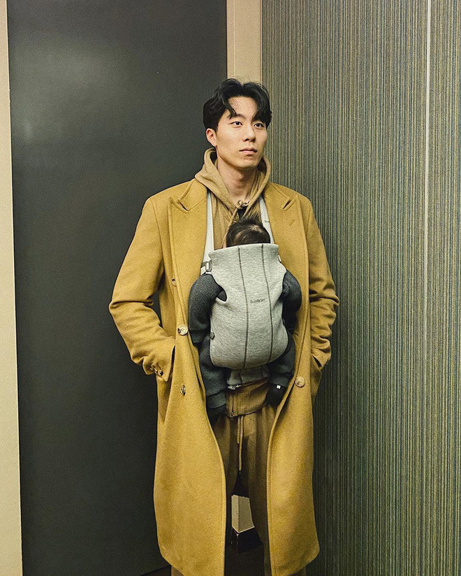 Riêng ông bố ngày nào vẫn luôn đẹp trai, ăn mặc cực "chất" khiến cánh chị em đổ đứ đừ.