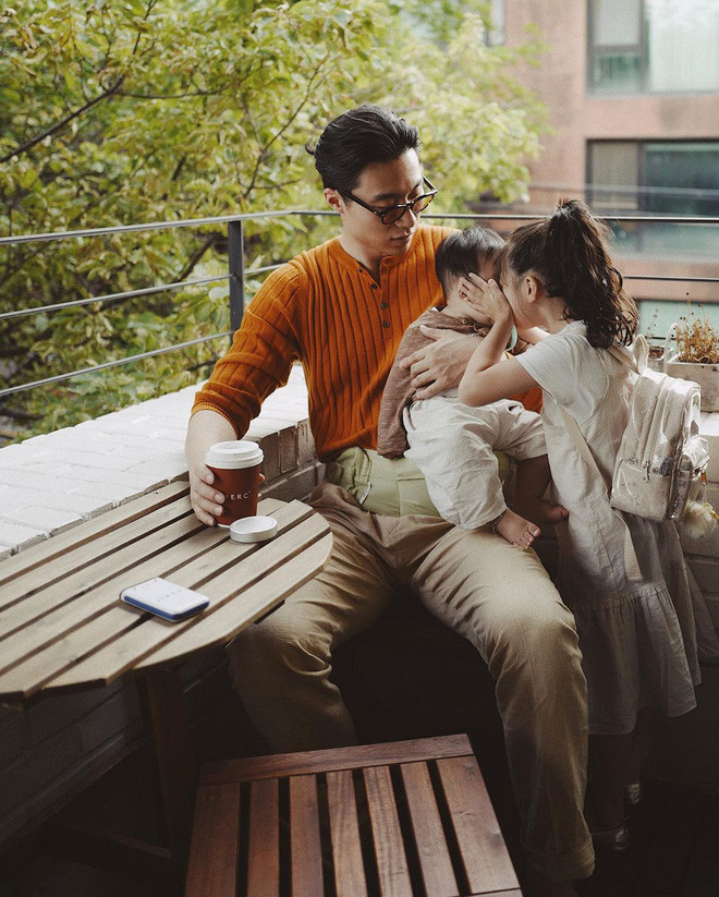 Ông bố trẻ này hiện đang là người mẫu nổi tiếng Hàn Quốc, được giới trẻ yêu thích, và có tên tuổi trong giới người mẫu.