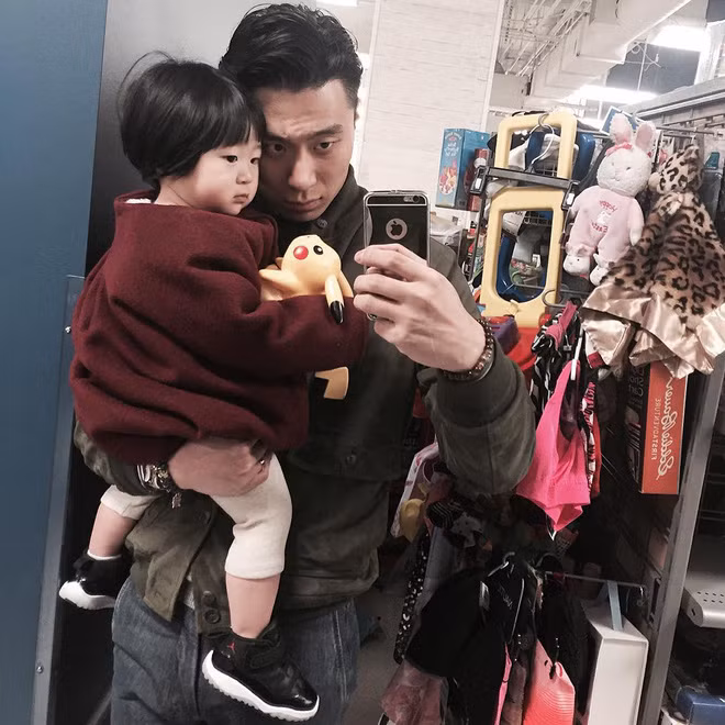 Ông bố đẹp trai ấy tên John Wayne Kim, sinh năm 1992. John có ngoại hình rất nổi bật, đầy nam tính, với thân hình cao gầy 192cm, nhìn anh không khác gì một người mẫu chuyên nghiệp.