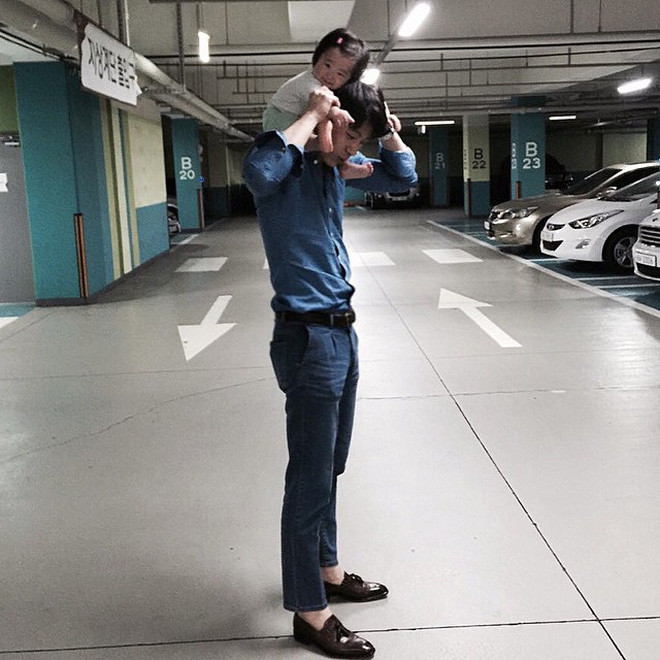 Sự nổi tiếng của họ là do ông bố trẻ 24 tuổi này có chiều cao "khủng" là 192cm, đối lập với hình ảnh cô con gái bé xinh, tạo nên một sự đối lập vừa đáng yêu vừa ấm áp.