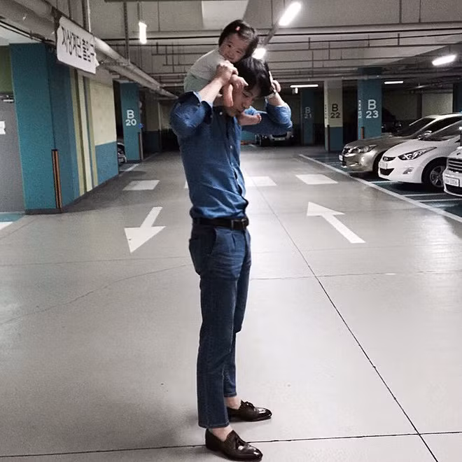 Sự nổi tiếng của họ là do ông bố trẻ 24 tuổi này có chiều cao "khủng" là 192cm, đối lập với hình ảnh cô con gái bé xinh, tạo nên một sự đối lập vừa đáng yêu vừa ấm áp.