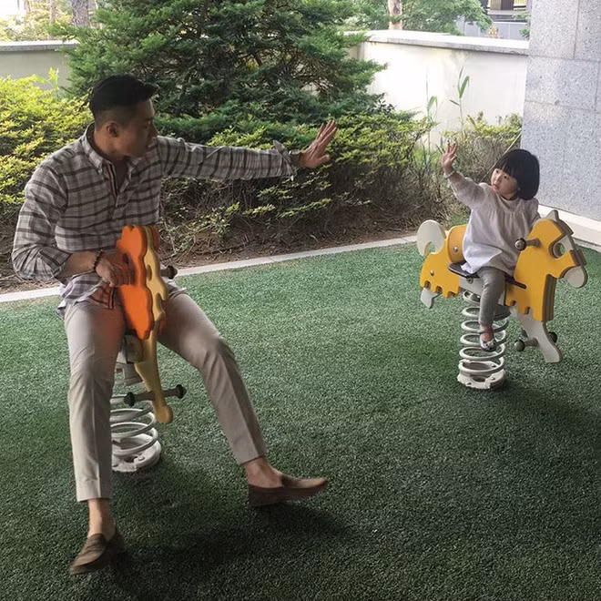 Trên trang cá nhân của John, anh hầu hết đều đăng tải hình ảnh cô bé Ji Ahn - thiên thần nhỏ của anh.