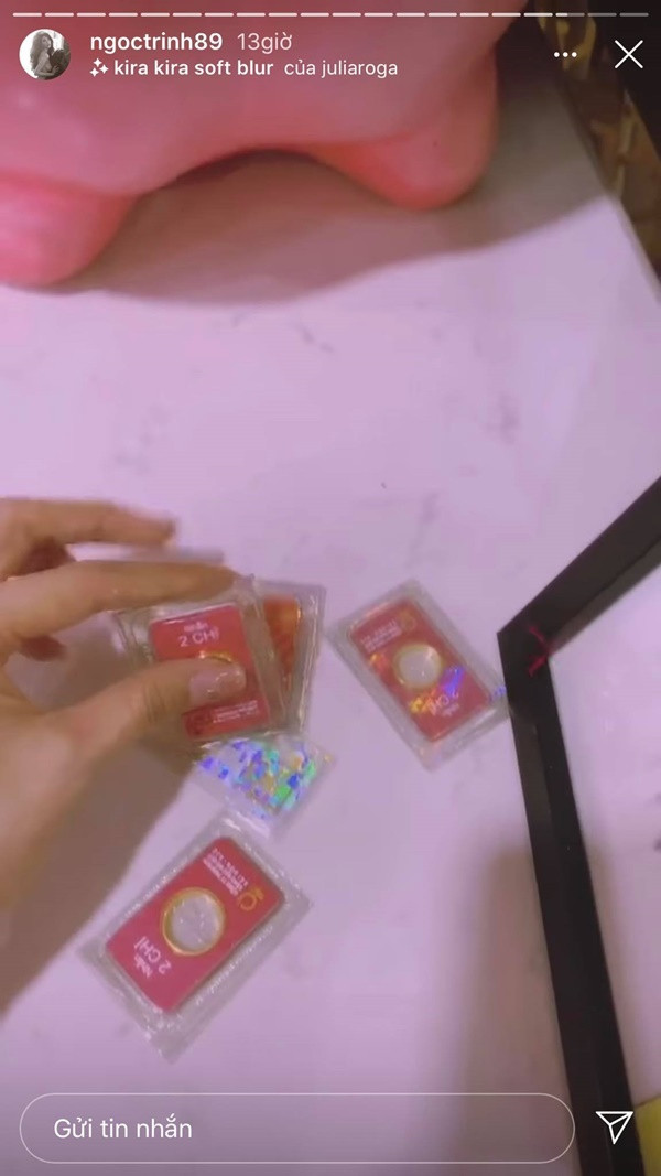 Được biết,vì được bạn bè tặng thêm một chú heo mới màu hồng nên người đẹp lại tiếp tục bỏ ống. Tuy nhiên, lần này, thay vì tiền đô, Ngọc Trinh nuôi heo đất bằng vàng miếng.