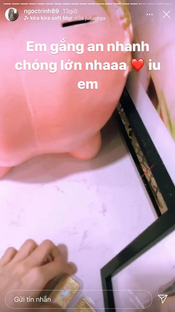 Nhìn sơ qua, có thể thấy người đẹp Trà Vinh bỏ tới 5 chiếc nhẫn vàng, mỗi chiếc 2 chỉ. Với mức giá gần 60 triệu đồng/lượng thì số tiền để mua được những miếng lấp lánh kia cũng phải tiêu tốn hơn 500 triệu đồng.