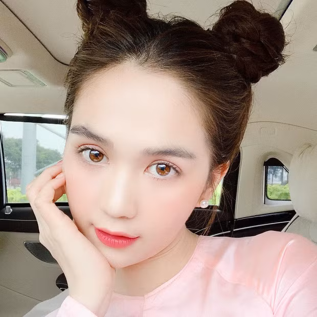 Một lần cho heo đất ăn bằng chục miếng vàng khiến cư dân mạng chỉ biết "mắt chữ A mồm chữ O" vì độ chơi bạo của Ngọc Trinh.