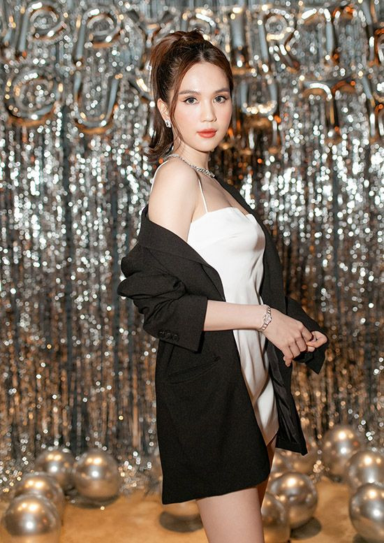 Cô nàng vẫn khiến người hâm mộ trầm trồ về khối tài sản lớn ở tuổi 30. Mỹ nhân gốc Trà Vinh sở hữu từ nhà biệt thự, xe sang, kho hàng hiệu,...