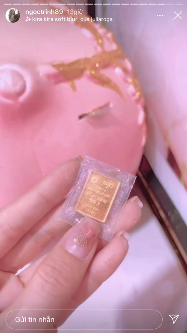 Đúng như chức danh Phó tổng, Ngọc Trinh không bao giờ để fan thất vọng trong khoản... tiêu tiền. Ai nấy đều đang háo hức, mong chờ vài tháng nữa, cô nàng sẽ cho ra mắt tập "mổ heo" mới với toàn vàng miếng.