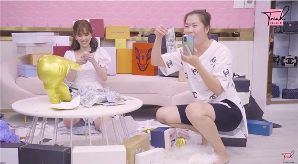 Không gói gọn trong những bộ ảnh đẹp mà rất nhiều cảnh sinh hoạt đời thường của Ngọc Trinh cũng rất thu hút nhiều người xem.