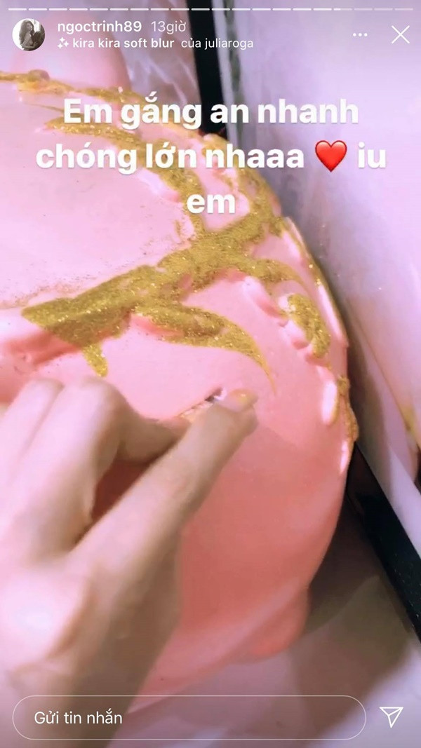 Vàng mỗi ngày một tăng giá đến mức chóng mặt nhưng Ngọc Trinh lại rất chịu chơi, không quan tâm đến chuyện giá trị mà vẫn thích sở hữu.