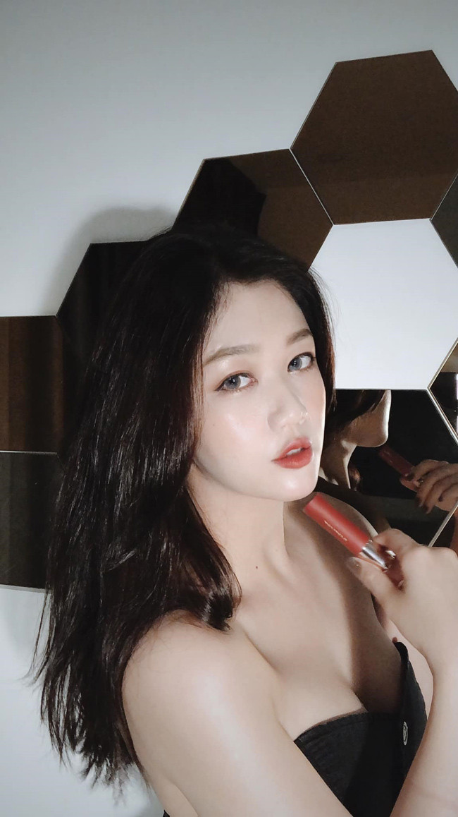 Cô có niềm đam mê với du lịch, nhiếp ảnh và âm nhạc.