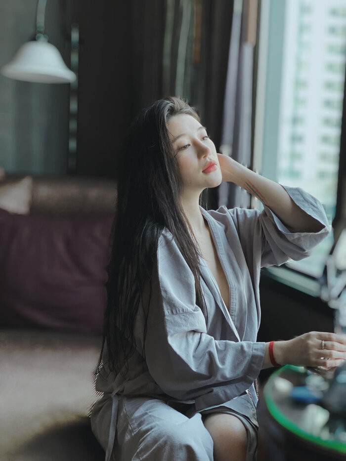 Quên đi danh xưng hotgirl, giờ đây cô nàng đã trở thành “gái một con trông mòn con mắt” với nhan sắc ngày một lên hương, mặn mà.