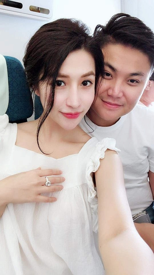 Sau khi về chung một nhà với ông xã doanh nhân vào cuối năm 2018, cô nàng khiến nhiều người ngưỡng mộ bởi có cuộc sống sang chảnh, thường xuyên đi du lịch cùng nửa kia ở những địa điểm nổi tiếng.