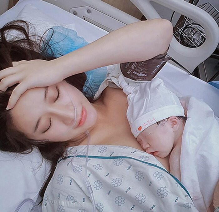 Cuối tháng 7 vừa qua, hot girl đời đầu hạnh phúc khoe hình ảnh cô con gái đầu lòng trên trang cá nhân và dòng trạng thái: "Chào Kimmese của ba mẹ. Cả gia đình và thế giới chào đón con".