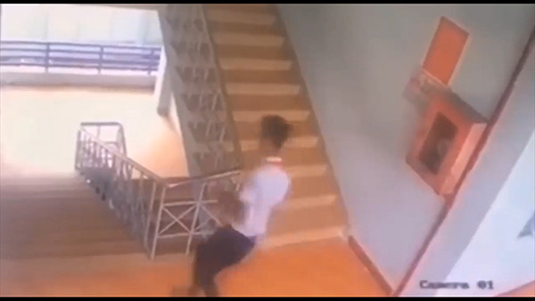 Sự việc xảy ra vào 9h sáng 10/10 tại trường Trung học cơ sở Lý Tự Trọng , thuộc huyện Trảng Bom, Đồng Nai. Thời điểm này, các giáo viên phát hiện em T.M.Q ngồi ngay dưới chân cầu thang của một tòa nhà trong trường. Lúc này trên cơ thể em không có những chấn thương bên ngoài nhưng có dấu hiệu bất thường, nghi bị hạ đường huyết.