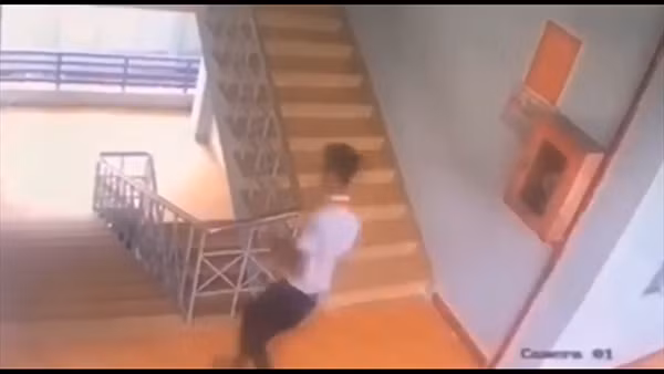 Sự việc xảy ra vào 9h sáng 10/10 tại trường Trung học cơ sở Lý Tự Trọng , thuộc huyện Trảng Bom, Đồng Nai. Thời điểm này, các giáo viên phát hiện em T.M.Q ngồi ngay dưới chân cầu thang của một tòa nhà trong trường. Lúc này trên cơ thể em không có những chấn thương bên ngoài nhưng có dấu hiệu bất thường, nghi bị hạ đường huyết.