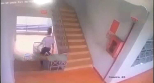 Nhà trường đã đưa em đến Trung tâm Y tế huyện Trảng Bom để kiểm tra, đồng thời mời bố mẹ của em có mặt để chăm sóc.