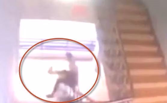 Trò trượt tay vịn cầu thang rất được các nam sinh yêu thích, như một cách thử cảm giác mạo hiểm, thể hiện bản lĩnh của bản thân.