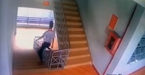 Ngay sau khi trích xuất camera thì được biết, em học sinh lớp 9 này đã chơi một mình ở hành lang tầng 1 vào giờ ra chơi giữa buổi học. T.M.Q có chơi trò trượt cầu thang xuống dưới nhưng bất ngờ ngã nhào xuống đất.