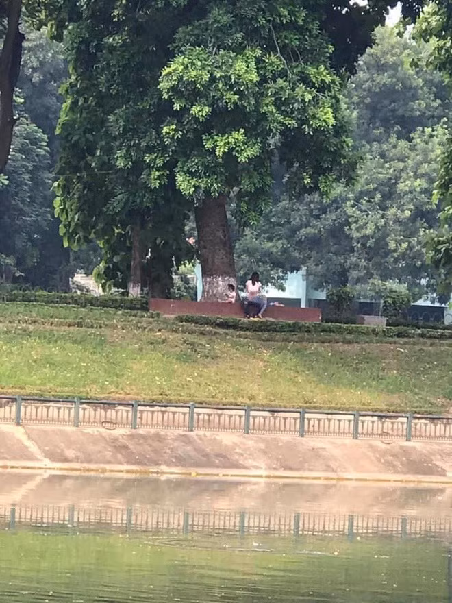 Việc giới trẻ Việt vô tư âu yếm, diễn "cảnh nóng" nơi công cộng đang gây ra nhiều tranh cãi. Thậm chí, những nơi như công viên nhiều người qua lại, không ít đôi nam nữ vẫn hồn nhiên âu yếm nhau như chốn không người.