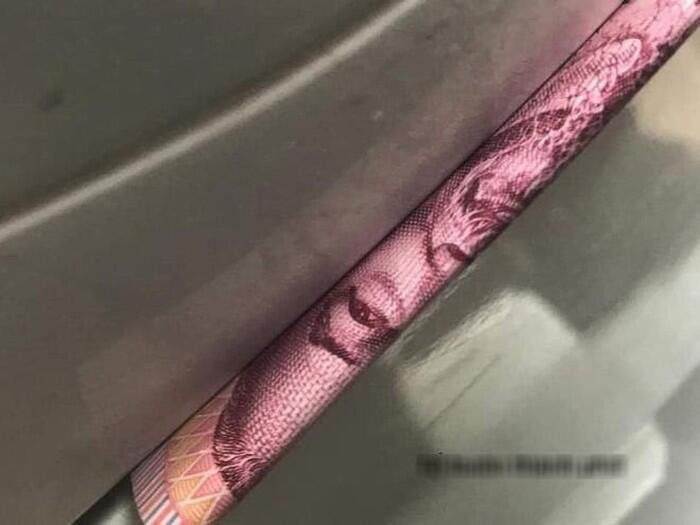 Nhiều cư dân mạng cho rằng, chiếc áo mưa có thể không đáng giá hơn 50.000 đồng nhưng hành động trộm cắp này không thể được cổ xúy, khen ngợi.