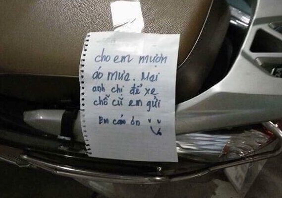 Một trường hợp trộm vặt khác cũng khiến cư dân mạng không biết nên cười hay nên khóc. Tên trộm đã lấy đi chiếc áo mưa của người khác và không quên để lại mẩu giấy nhắn nhủ.