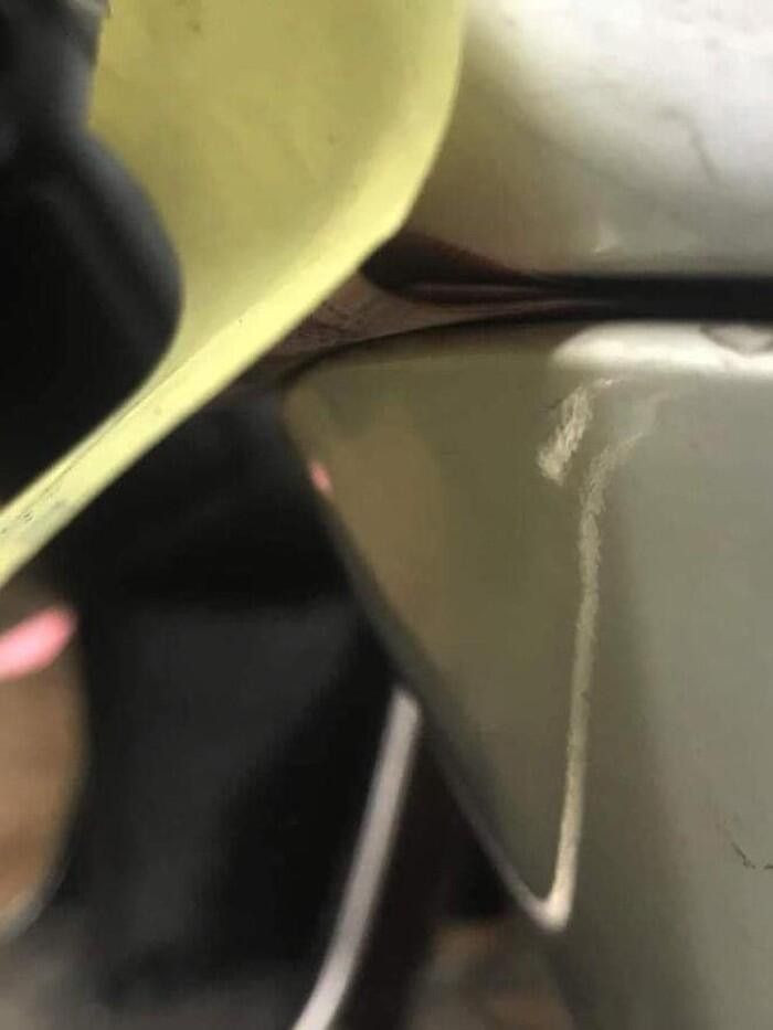 Tên trộm này gây bất ngờ không chỉ dừng lại ở mẩu giấy note với lời nhắn lịch sự. Khi khổ chủ nhìn phía sau của mẩu giấy note, kẹp cẩn thận một cách kín đáo là tờ tiền mệnh giá 50.000 đồng.