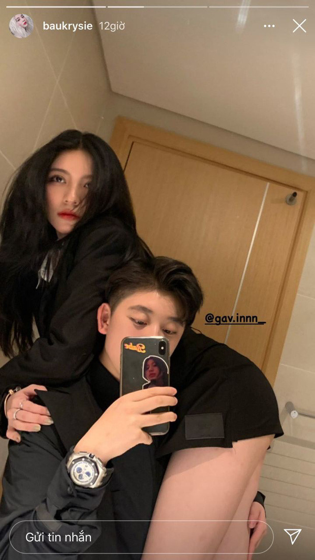 Mới đây cặp đôi hot girl Bâu và bạn trai mới đã hưởng ứng trend "vác bồ pose ảnh", cả hai mặc đồ đen ton sur ton rất "chất chơi" gây chú ý.