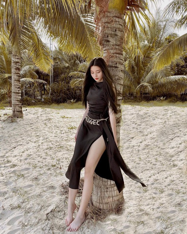 Được biết, cô nàng không buôn bán online trên Instagram mà có hẳn một thương hiệu riêng về skincare và chăm sóc tóc.