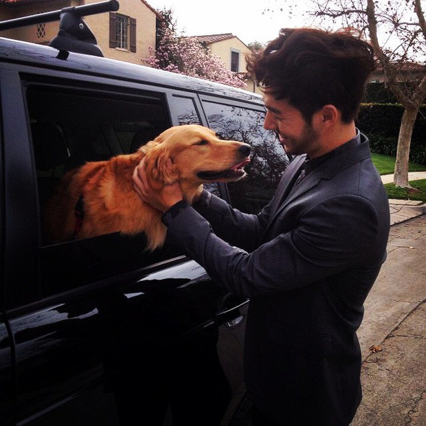 Với dáng người tuyệt đẹp của mình, dường như Choi Yong Ho thích hợp với mọi loại trang phục, mọi phong cách.