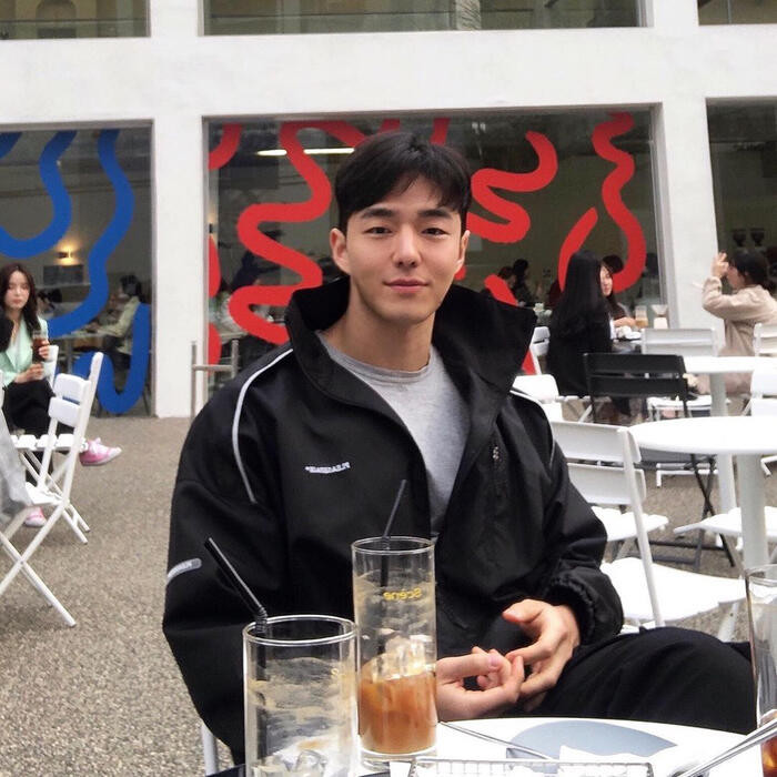 Trên Instagram cá nhân, mỗi lần anh chàng khoe ảnh thì dân tình đều "thả tim rần rần".