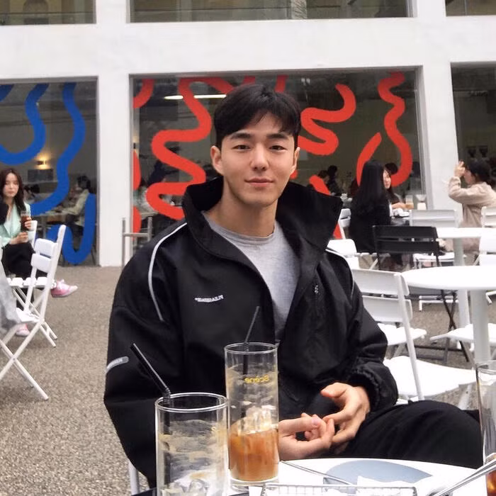 Trên Instagram cá nhân, mỗi lần anh chàng khoe ảnh thì dân tình đều "thả tim rần rần".