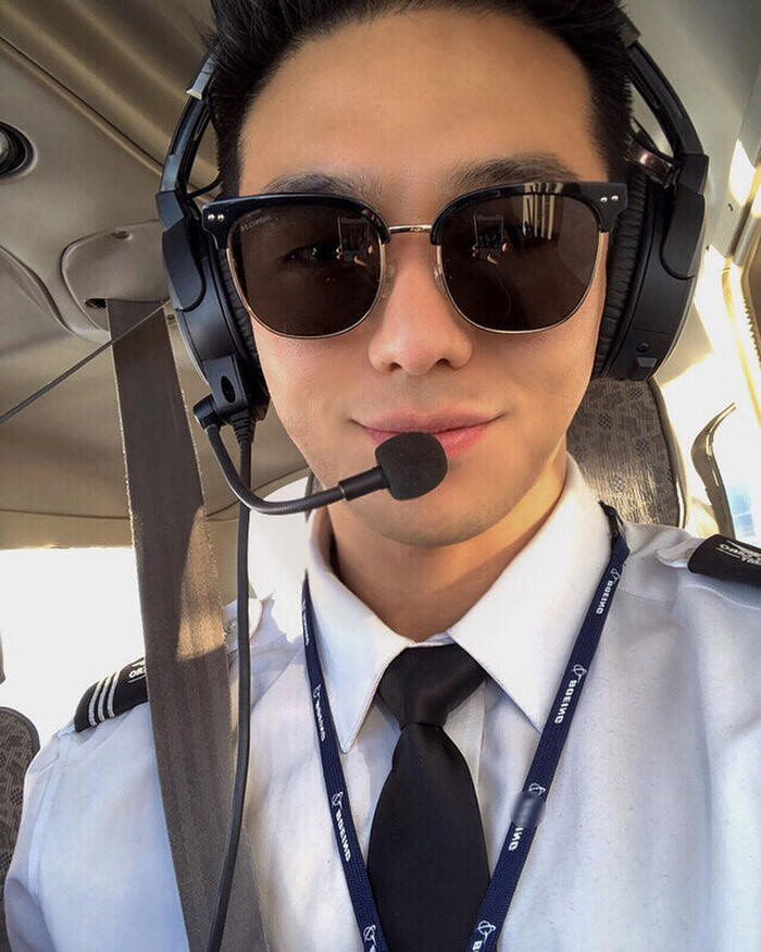 Bằng những ưu thế của mình, Choi Yong Ho được mệnh danh là phi công điển trai nhất Hàn Quốc.