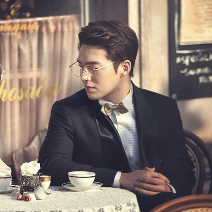 Ngoài thời gian dành cho công việc, nam thần còn làm mẫu ảnh, đóng quảng cáo.