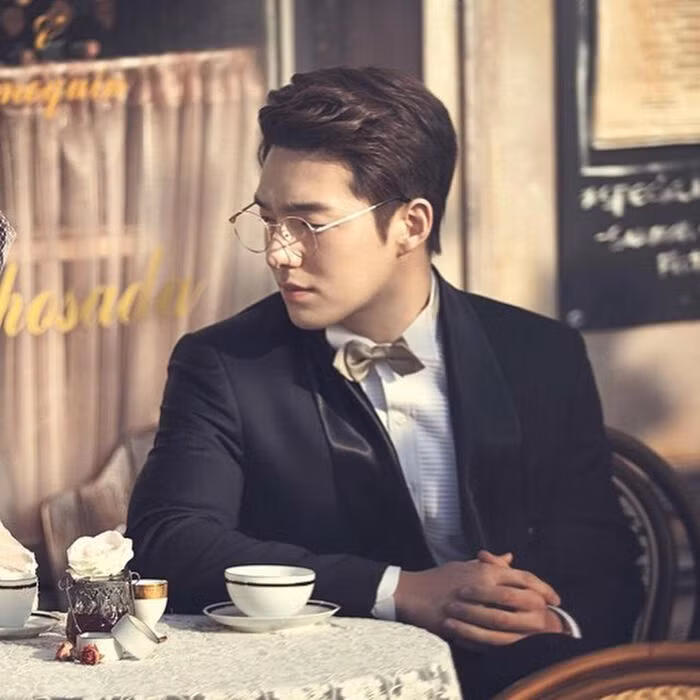 Ngoài thời gian dành cho công việc, nam thần còn làm mẫu ảnh, đóng quảng cáo.