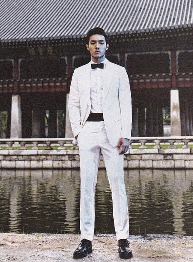 Choi Yong Ho hội tụ đủ các yếu tố gây sốt như gương mặt đẹp, chiều cao lý tưởng, body 6 múi "căng đét".