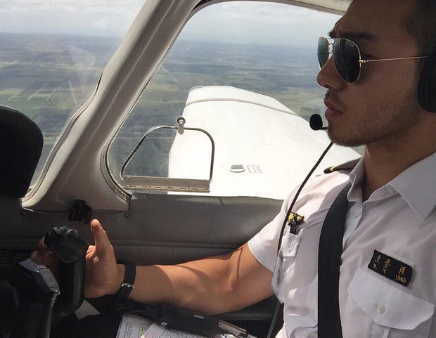 Có thể nói, nhan sắc của Choi Yong Ho sau 4 năm chẳng có gì thay đổi, thậm chí là có phần quyến rũ, nam tính hơn.