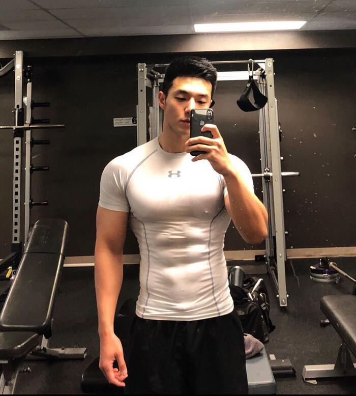 Bốn năm trôi qua, hội mê trai đẹp đã có thêm rất nhiều nam thần mới, thế nhưng Choi Yong Ho không vì thế mà bị "thất sủng".