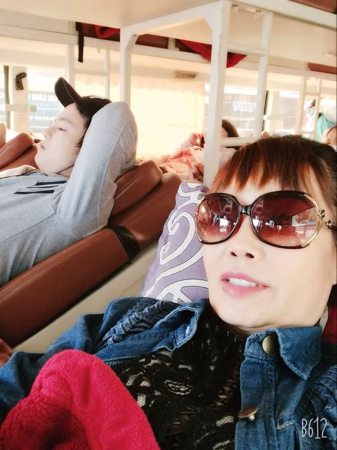 Gần đây, cô dâu 62 tuổi và chồng trẻ Hoa Cương xuất hiện ở Hà Nội liên tục khiến nhiều người ngỡ họ đã bán nhà ở quê xuống thành phố định cư. Nhưng cô Thu Sao đã đập tan “tin đồn” ấy và cho biết, cô xuống thủ đô để tập vật lý trị liệu… cân miệng.