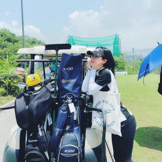 Được biết Thuỳ Dương bắt đầu làm quen với golf từ khoảng giữa tháng 5 năm nay. Nàng hot girl rất chăm chỉ cập nhật tình hình tập tành lên Instagram của mình.
