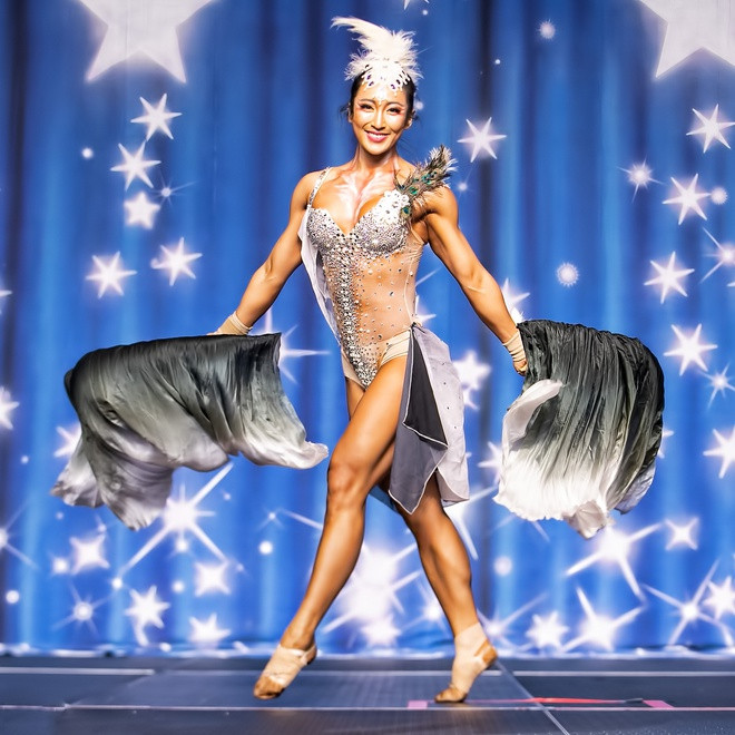 Mou là người phụ nữ Trung Quốc đầu tiên vô địch một cuộc thi thể hình quốc tế. Thông qua những thành tích, danh hiệu đạt được, cô mong muốn thay đổi định kiến cho rằng phụ nữ châu Á luôn thanh tú, yếu đuối và không có cơ bắp.