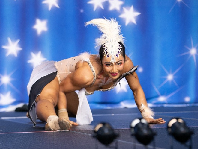 Vài tuần trước những cuộc thi lớn luôn là khoảng thời gian căng thẳng nhất với Mou. Cô không muốn tiết lộ chi tiết về quá trình tập luyện của mình nhưng nói rằng đó là "một trận chiến solo rất khó khăn".