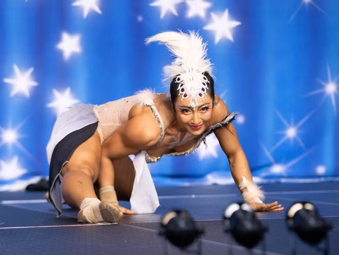 Vài tuần trước những cuộc thi lớn luôn là khoảng thời gian căng thẳng nhất với Mou. Cô không muốn tiết lộ chi tiết về quá trình tập luyện của mình nhưng nói rằng đó là "một trận chiến solo rất khó khăn".