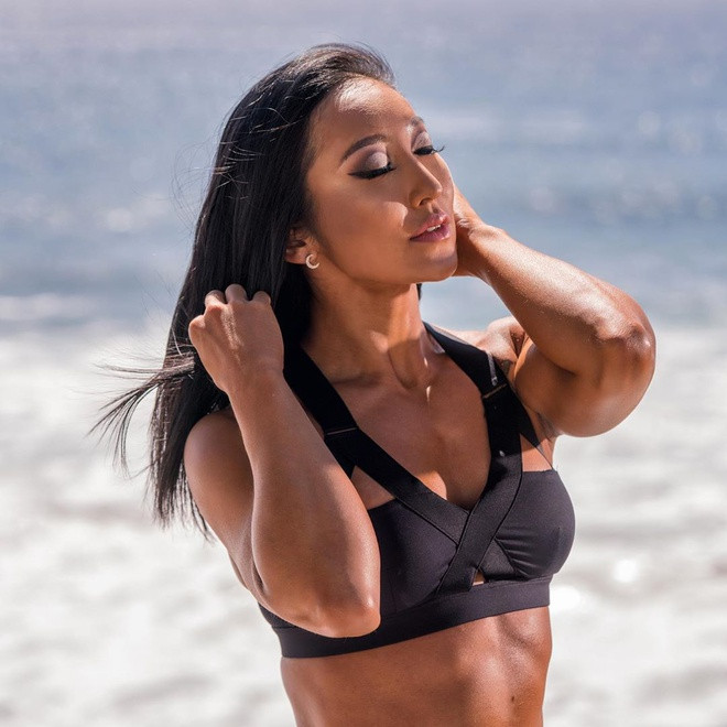 Mou là một trong những VĐV thể hình giàu thành tích nhất Trung Quốc. Năm 2017, cô vượt qua 14 đối thủ đến từ nhiều quốc gia để giành ngôi vô địch giải thể hình Arnold Amateur của Mỹ.