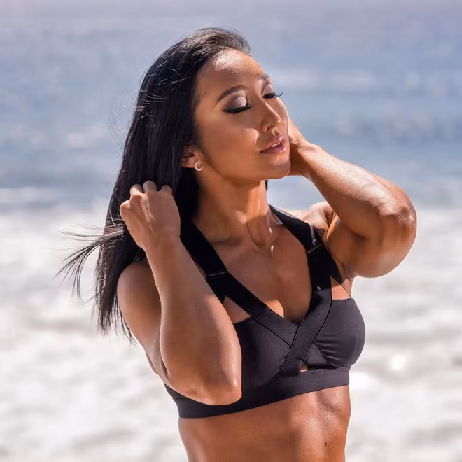 Mou là một trong những VĐV thể hình giàu thành tích nhất Trung Quốc. Năm 2017, cô vượt qua 14 đối thủ đến từ nhiều quốc gia để giành ngôi vô địch giải thể hình Arnold Amateur của Mỹ.